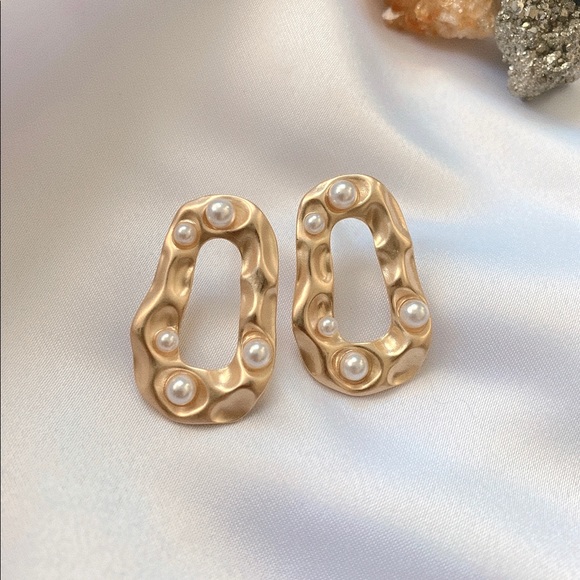 💙 Faux Pearl Statement Earrings - Picture 2 of 3